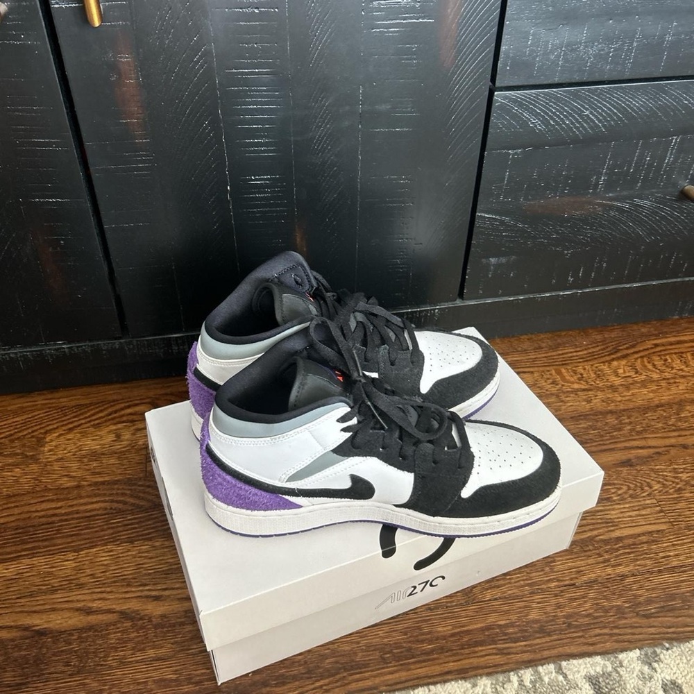 Worn once Varsity Purple Jordan 1s